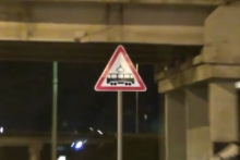 Дорожники насмешили водителей, установив знак не там, где нужно